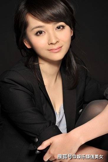 韩栋与沈泰,邓莎2012年合作过电视剧《美人无泪》,韩栋饰演多尔衮