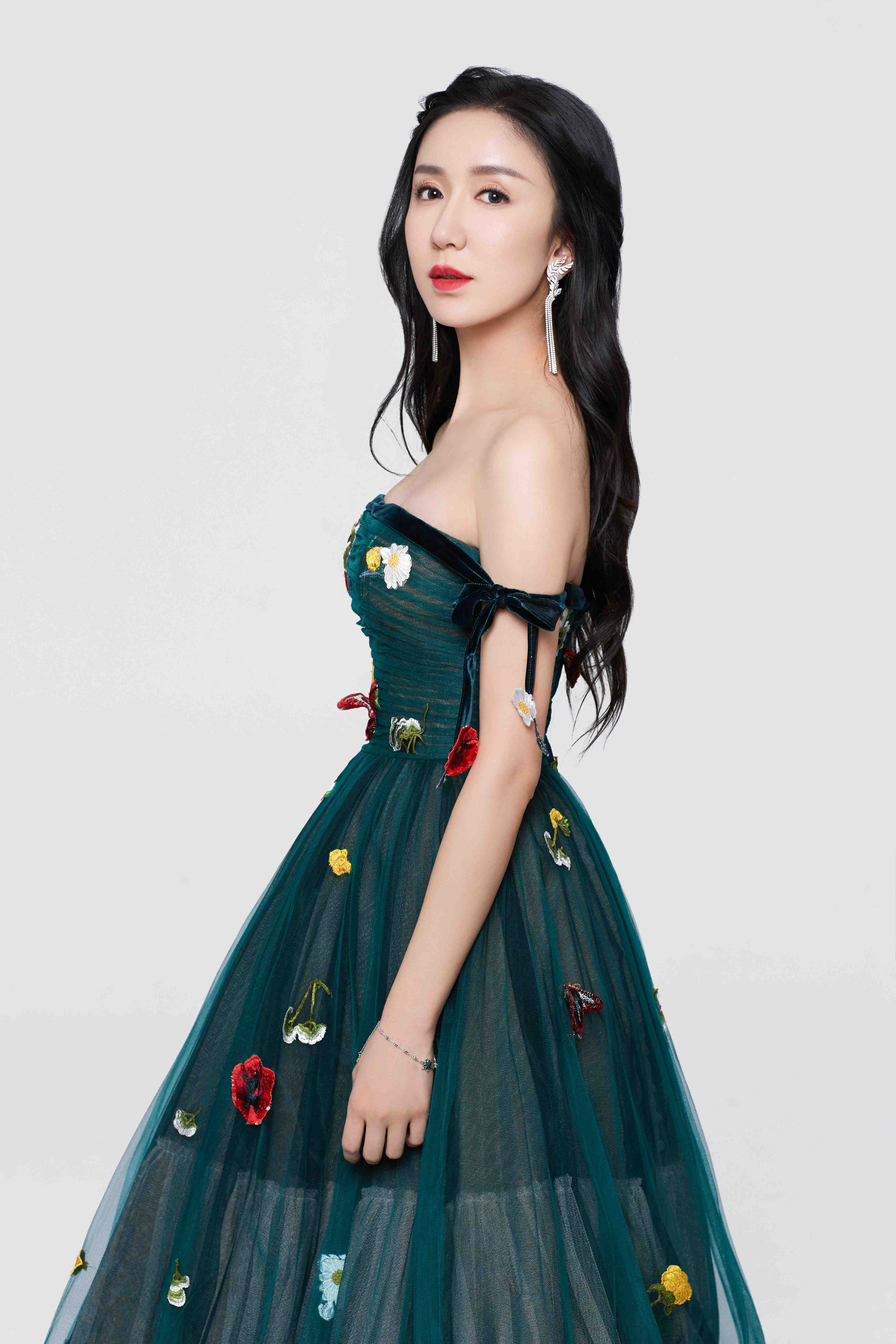 娄艺潇绿色礼裙似"森林公主" 大秀美丽锁骨