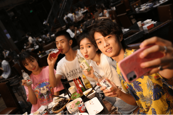 不一样的鲁白白,无酒精小香槟喝的就是青春