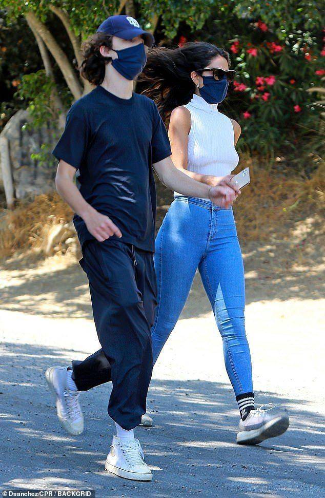 德普模特女儿闪耀巴黎,卡胯小黑裙潇洒,前任甜茶爱上大6岁女星_莉莉