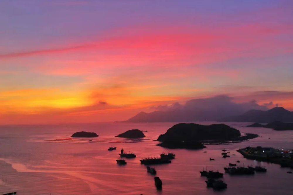 花竹村居高臨下,水天相連,有著一望無際的遼闊海景.