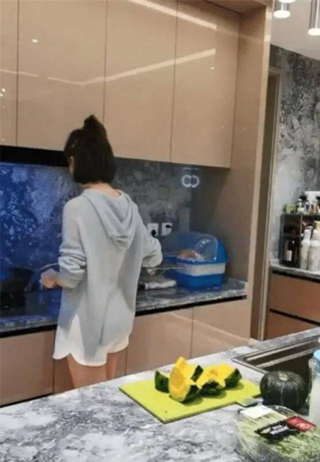 老婆在家做饭图片
