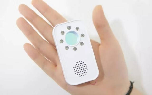 游客入住民宿被偷拍,隐蔽摄像正对床头,谁来保护"脱光"的我们_相机