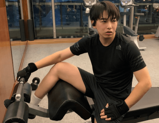 原创彭昱畅健身房做运动,当50岁的男教练出镜时,真以为报错年龄了