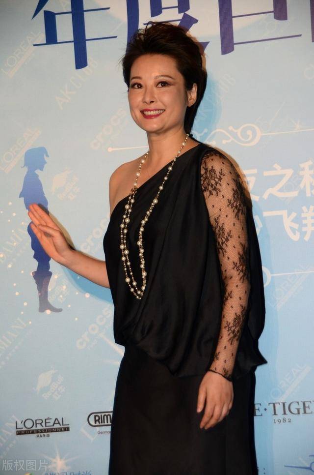 确实是比较少见到袁立亮相活动现场,这一次身上穿的是一条黑色的裙子