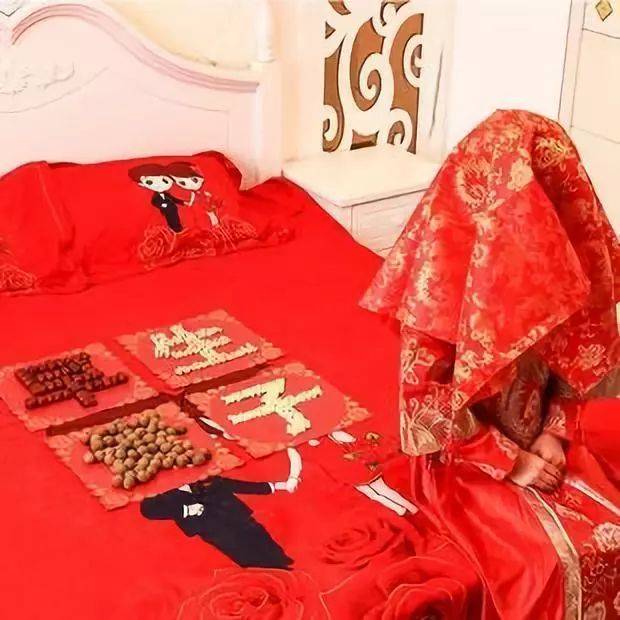 铺床滚床也许有些地方没有这种习俗,那就不用包红包啦~小编建议新人