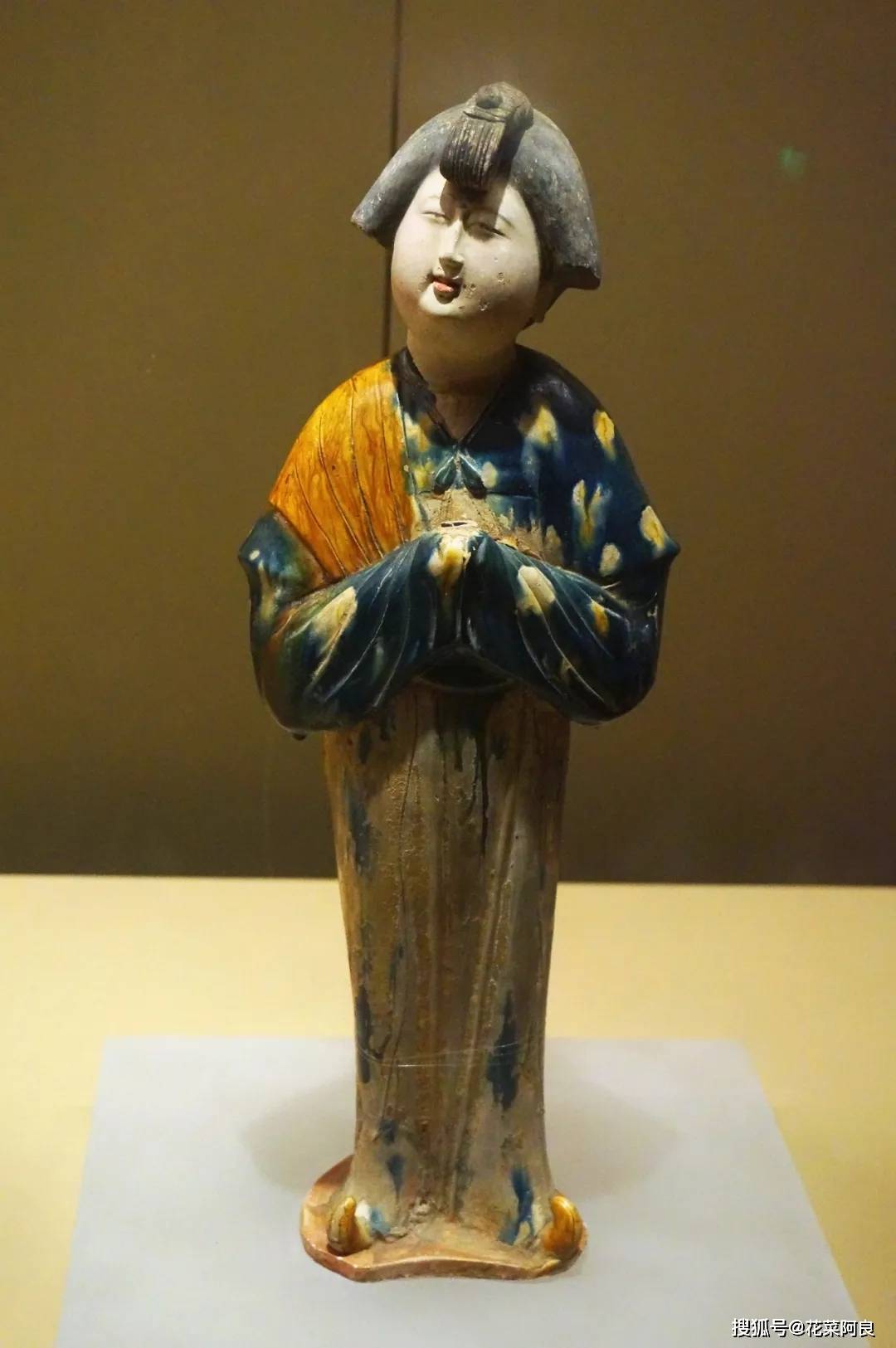 整条铜龙身体流畅,极富动感,体现出唐代龙的生动美与气势美,堪称精品.