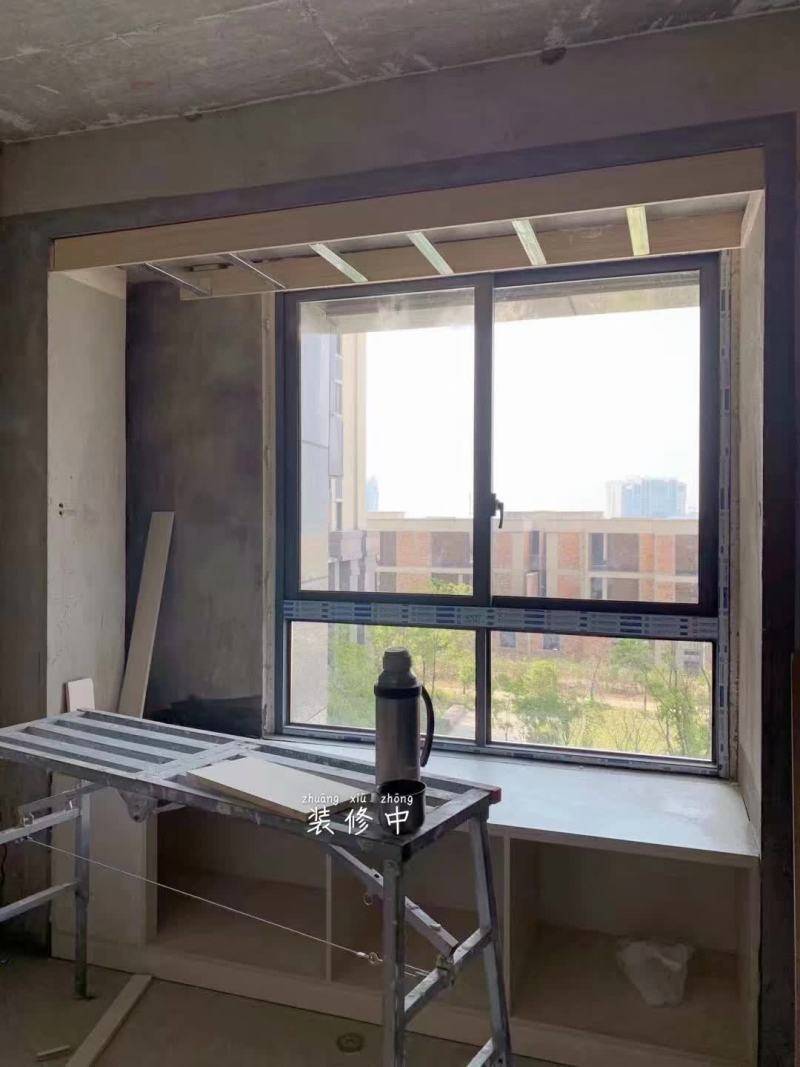 施工实景,现场打造飘窗柜,先刷防水,再打造柜子,细节体现在行动上