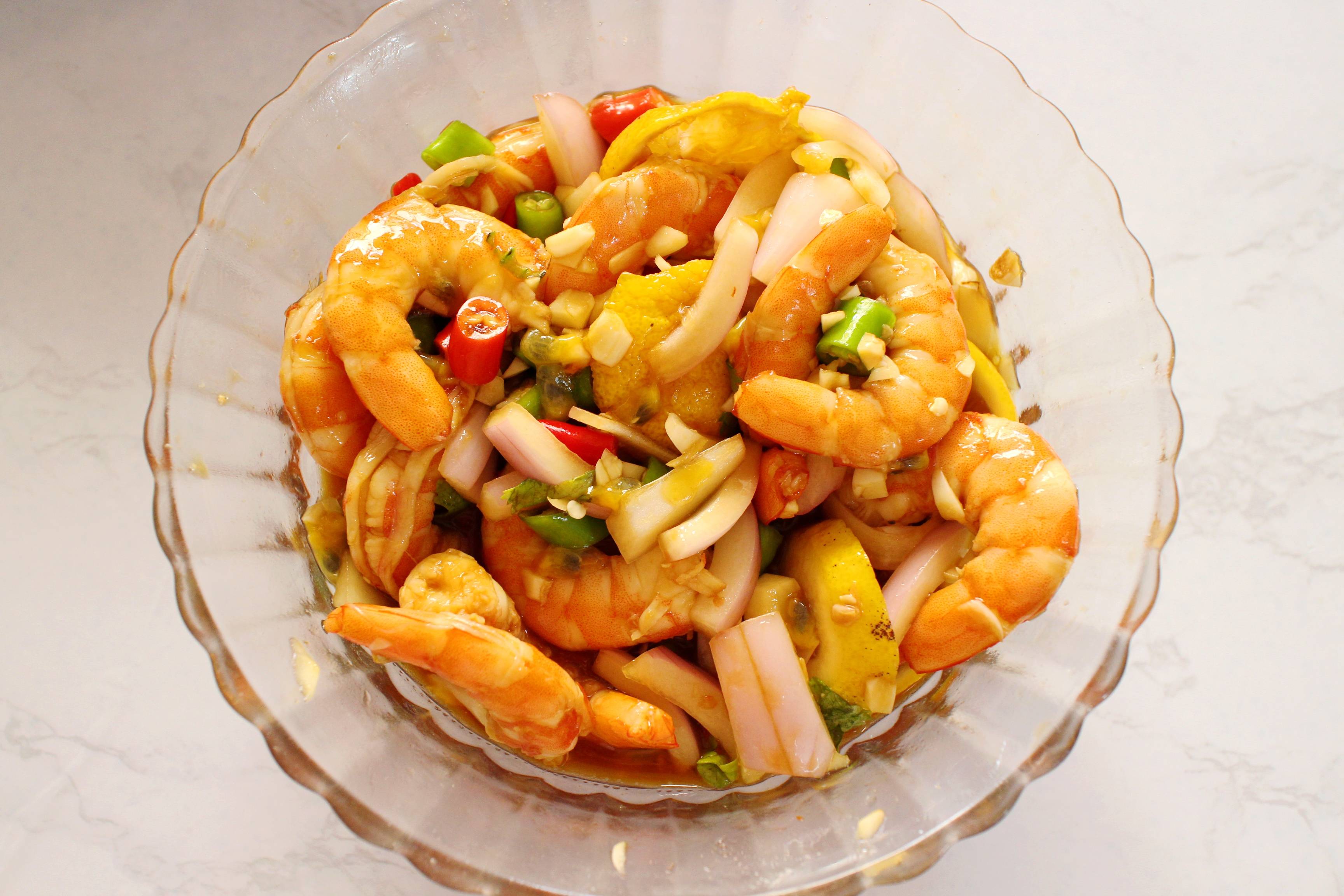 别再做白灼虾了,试试这道柠檬虾,酸爽弹牙还开胃,连汤汁都不剩