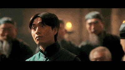 《让子弹飞》里,老六被胡万诬陷吃了两碗粉只给一碗的钱,最后为自证