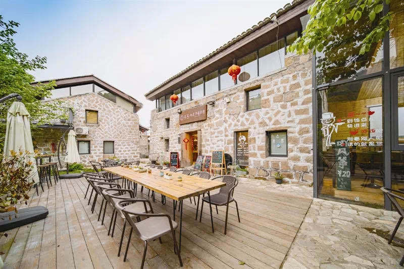 首期投资2500万元打造艺术家村落,如今已有15栋完成改造并投入使用