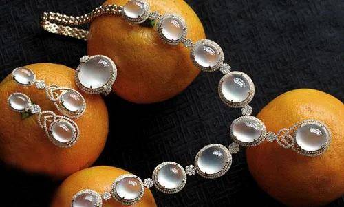 玻璃种翡翠玉最大的特点是透明度最高,几乎到了全透明! 玻璃种翡翠玉最大的特点是透明度最高,几乎到了全透明!