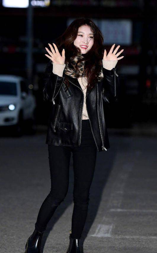 金请夏现身机场穿长款风衣诶牛仔直筒裤秀大长腿简单又帅气