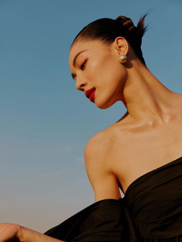 原创钟楚曦不愧是高级脸真的太适合大红色了站鲜花中优雅高贵