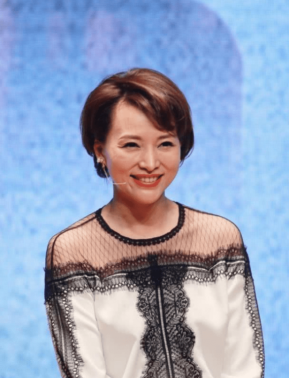 原创46岁董卿优雅现身,一袭蓝色礼裙,时尚气质很惊艳