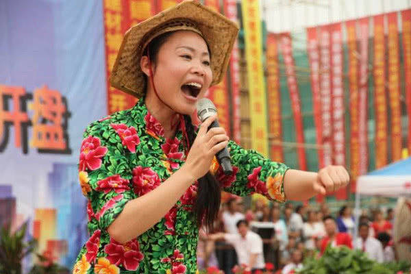 同样出自星光大道,大衣哥草帽姐出场费十万,而刘大成最低30万_演出费