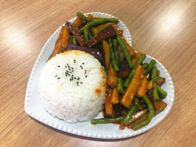 雍州府美食坊,美味可口的盖浇饭,看着都很有食欲_小伙伴