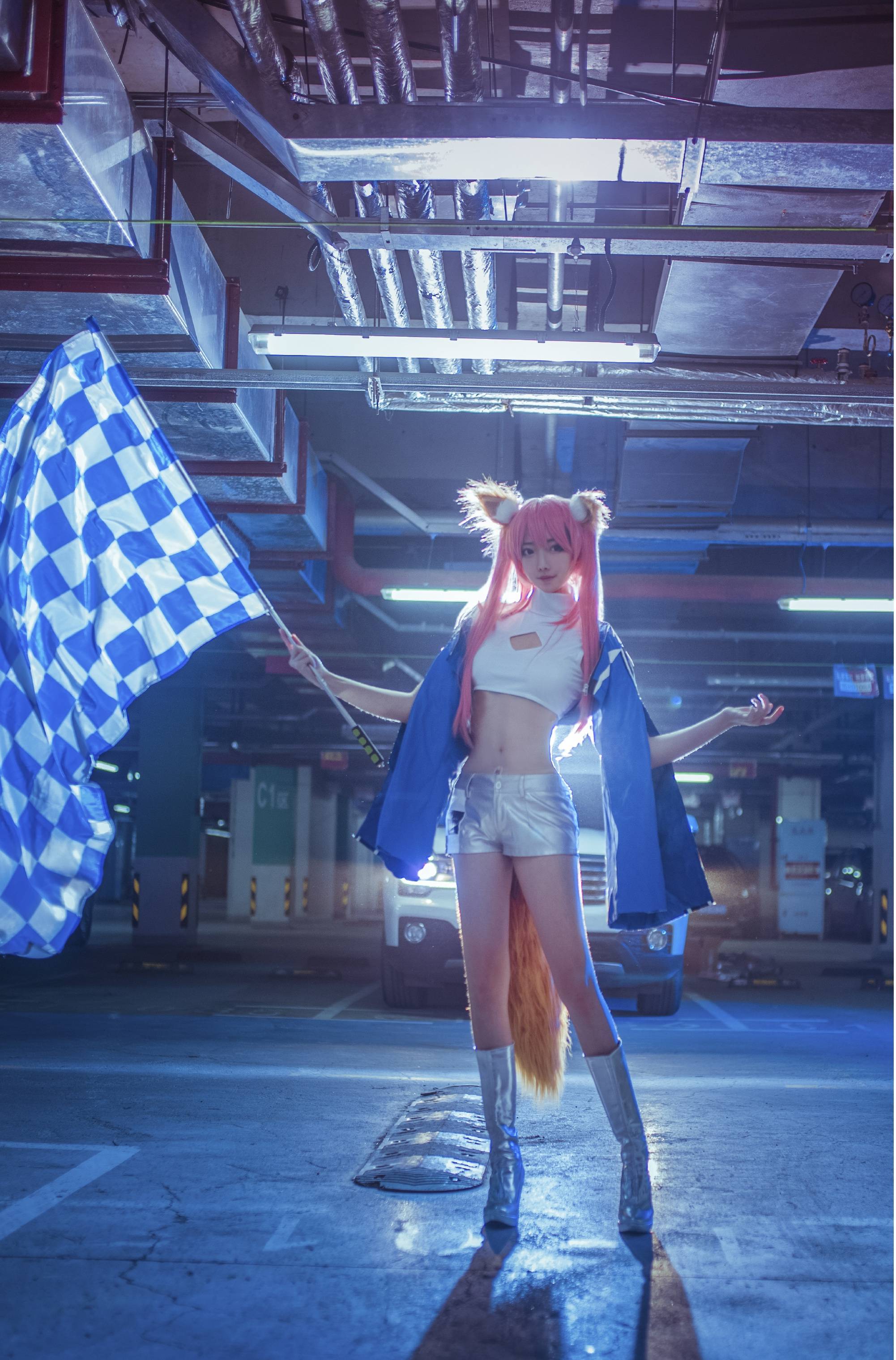 fgo玉藻前赛车服cos:白腿比战旗高三分,赛场气氛瞬间点燃