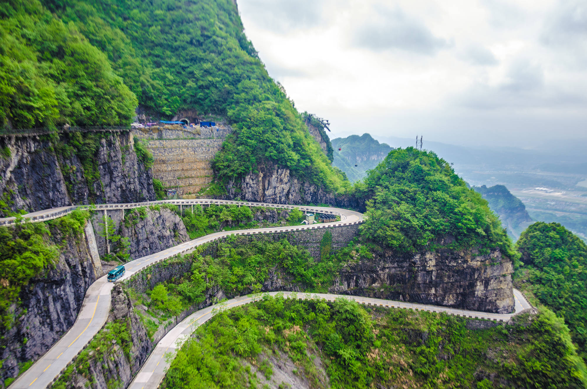 原创中国"最危险"的公路,全长超10公里设99道弯,老司机却无缘体验
