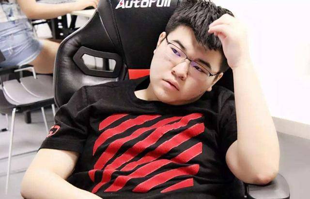 原创4am韦神再受打击?"8522w"事件暂未过去,粉丝节pk赛垫底出局