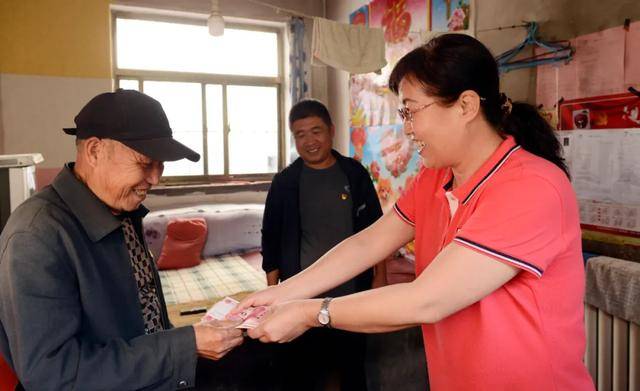 方山:张改玲在积翠乡慰问