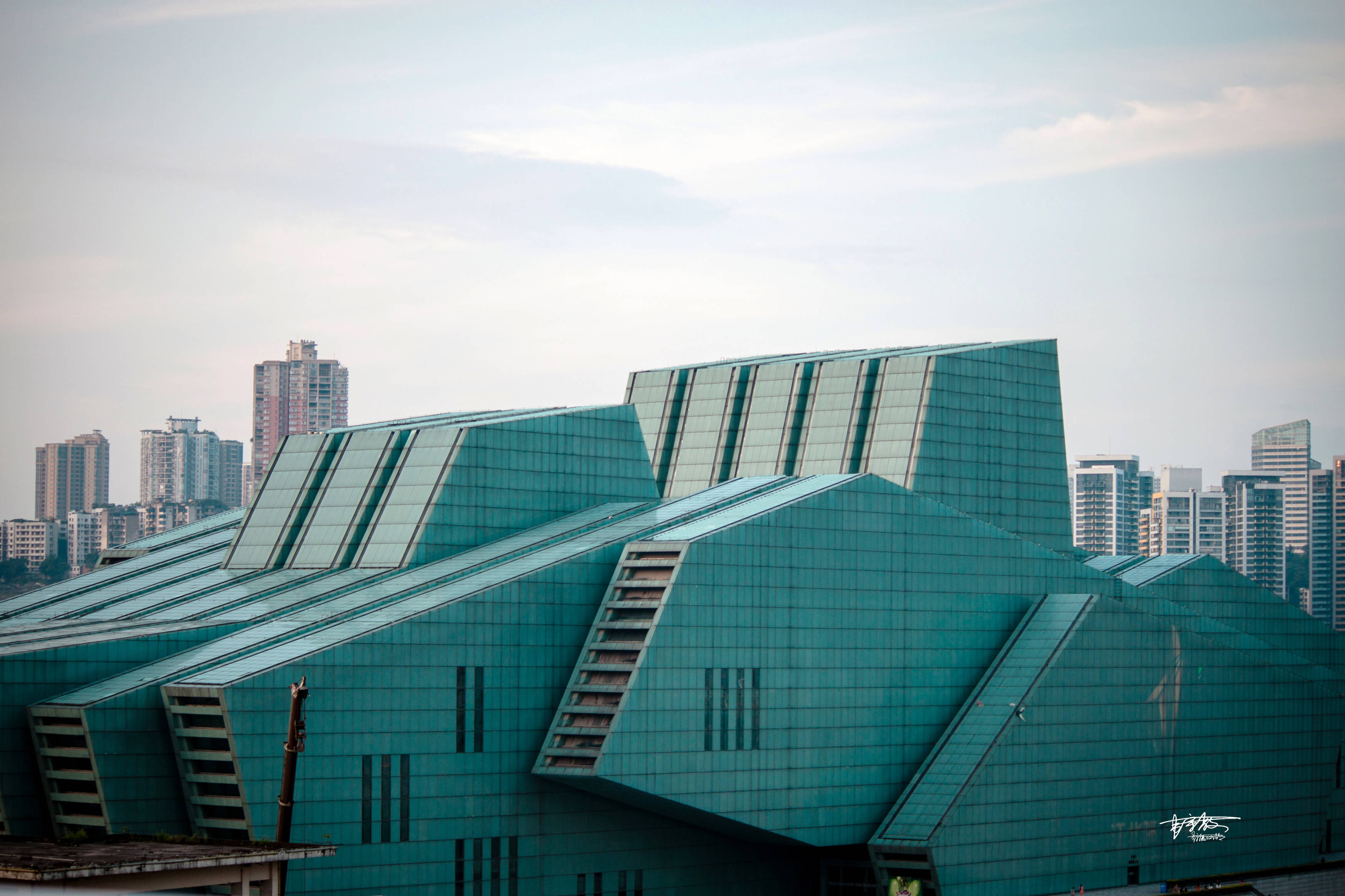 重庆市政府重新建造的,景点由吊脚楼,仿古商业街等景观组成,建筑面积