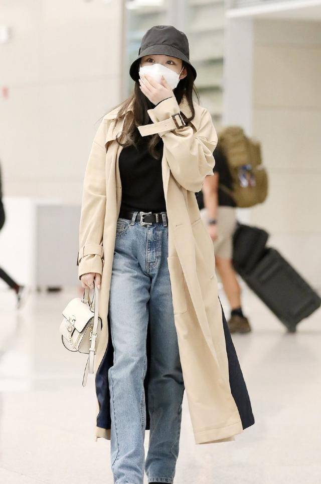 机车服配紧身裤短靴:秀腿,帅气金请夏的这一身皮