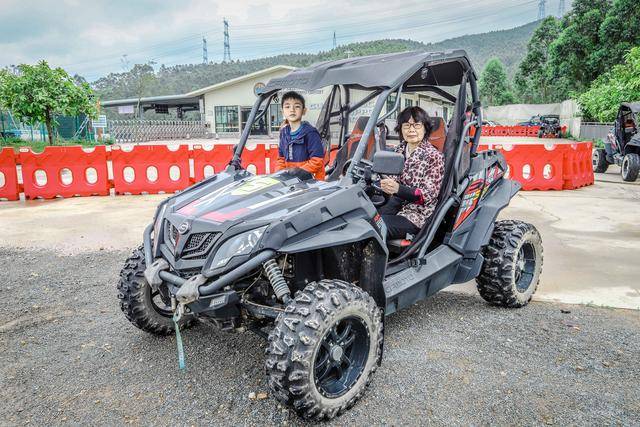 旁边还有一个全地型越野车体验场地.