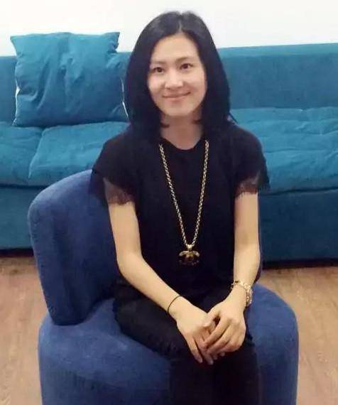 2000年,事业正值上升期的李慧珍患上了脑垂体肿瘤,为了治病,不得不