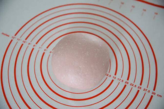 和主面团材料除椰子油外放入揉面缸里低速揉至成团,转3档揉至扩展阶段