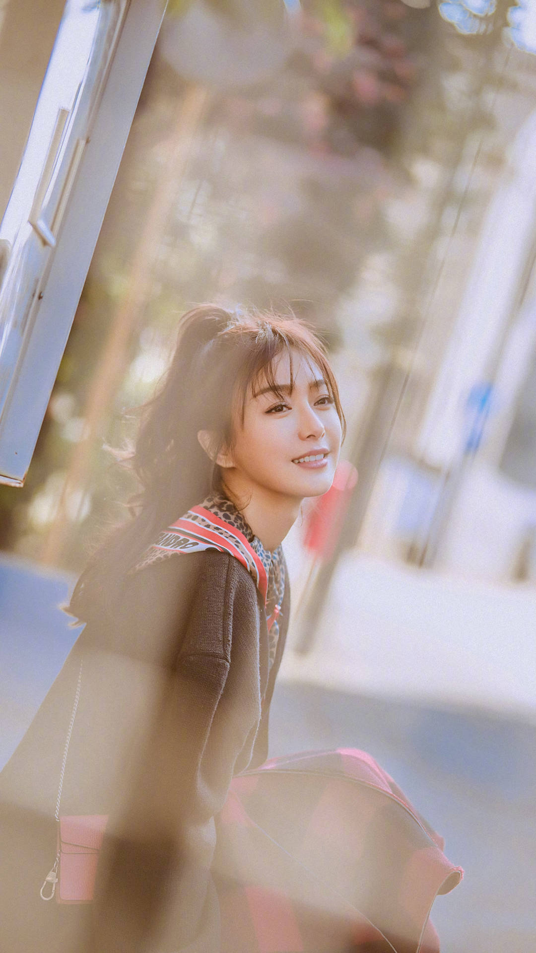 秦岚马尾辫甜美少女感时尚街拍