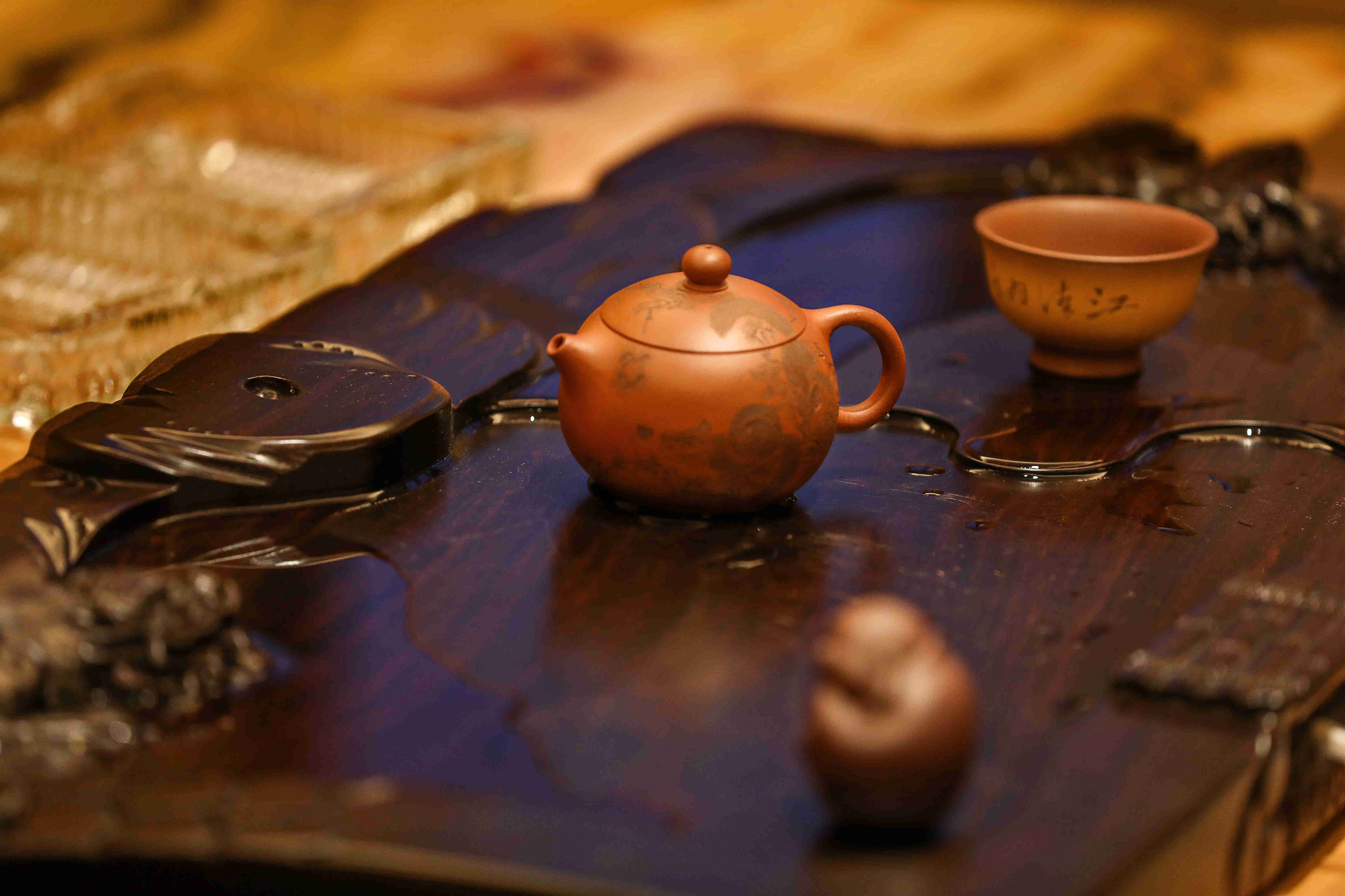 中国茶文化博大精深,用杯子泡茶就是不休闲,不另类,用紫砂壶泡茶就是