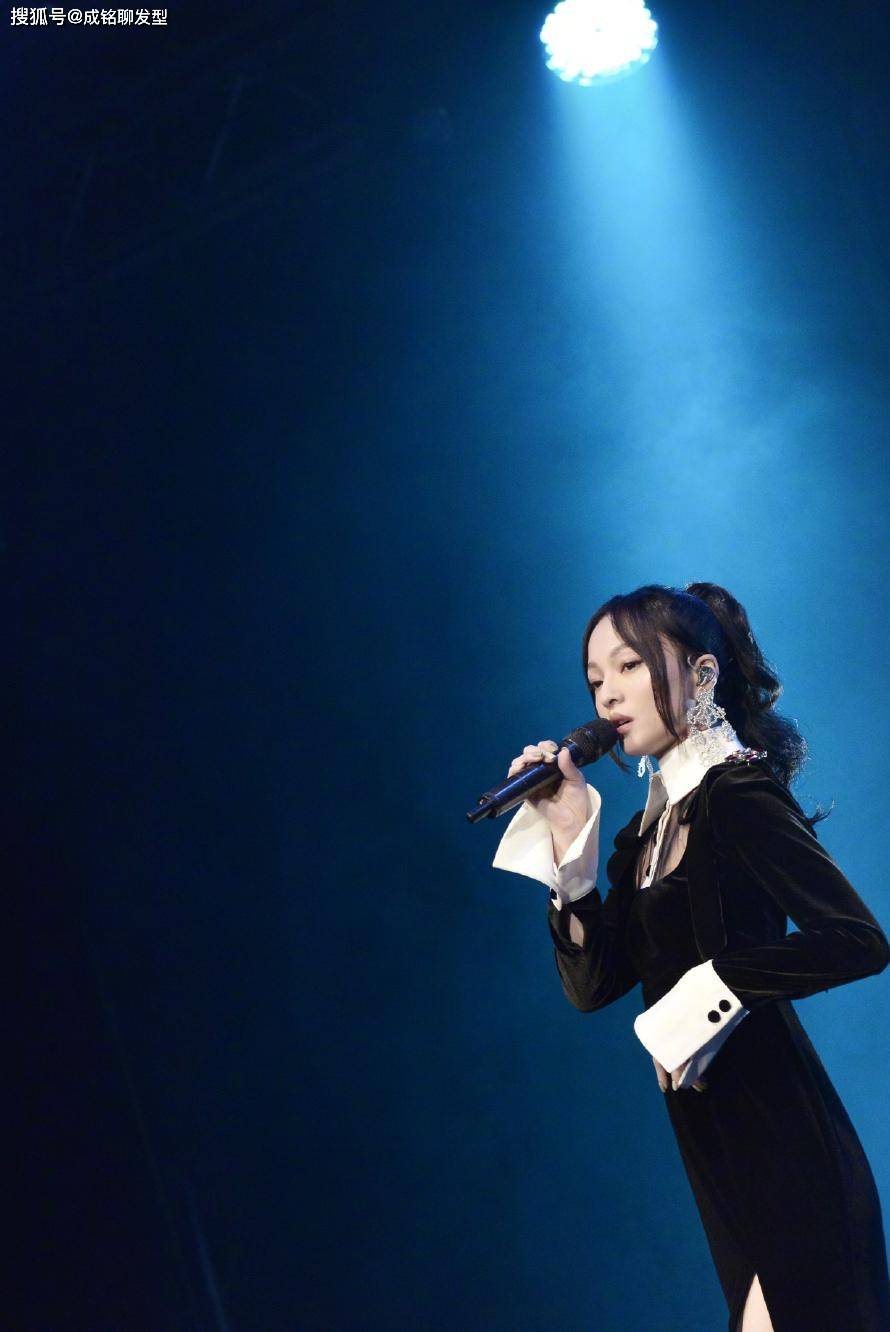 原创张韶涵告别少女时代霸气女王范更有魅力高腰褶皱碎花裙太显高