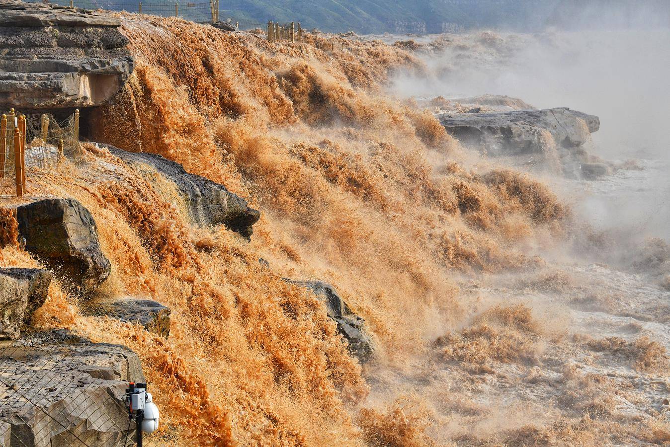 从黄河岸边极目远眺,只见滔滔黄河水奔涌而下,升腾起阵阵水雾,十里龙