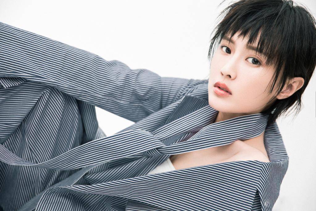 而尹姝贻另外一个身份据说是潘粤明的女友.