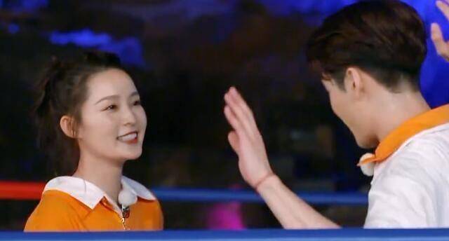 原创李沁要撕王嘉尔名牌有谁注意男方的反应只有女嘉宾才有的待遇