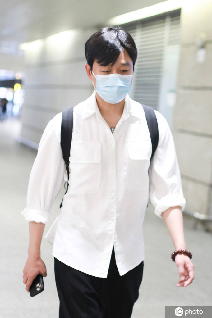 佟大为白衣黑裤穿着休闲 走路姿势随性自然