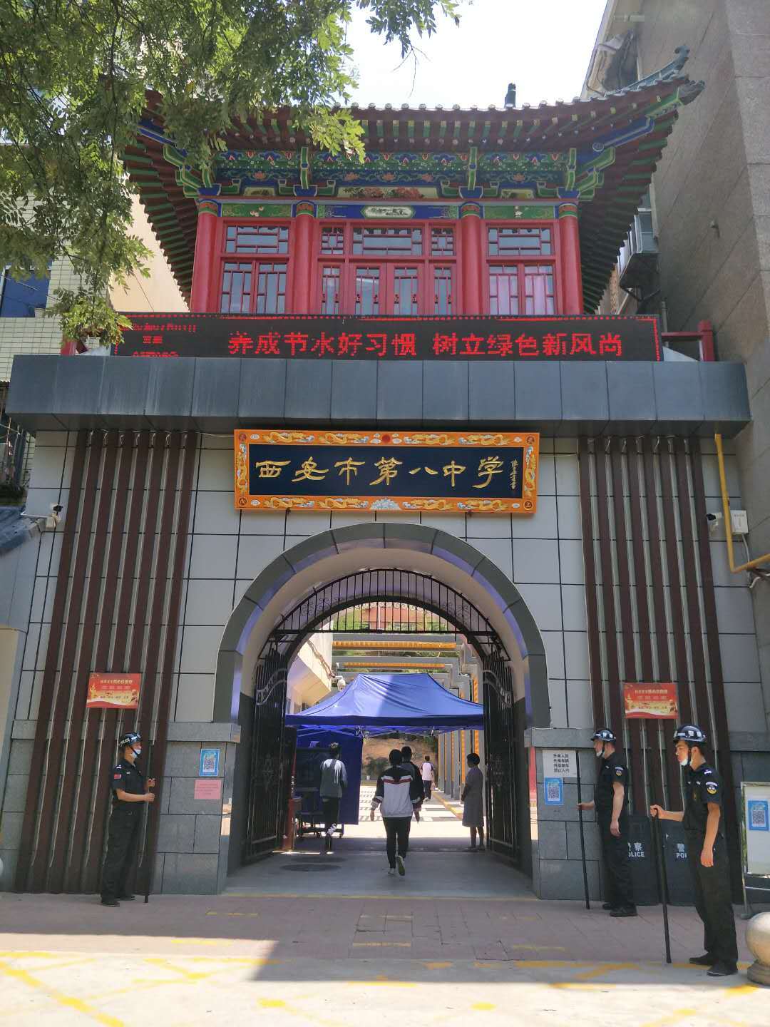 原创"慈善书画流动学堂"在西安市第八中学举办