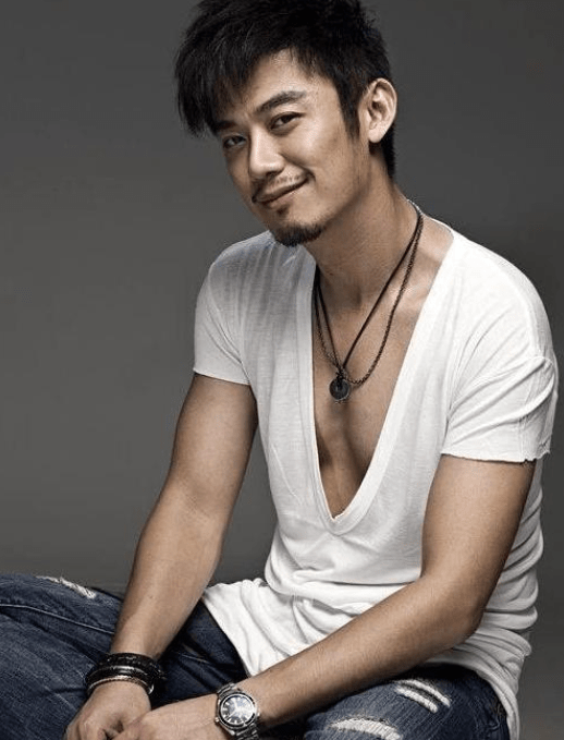 原创身材太好也有错?42岁芦芳生为演大叔戴假肚子拍戏,只因本人太年轻