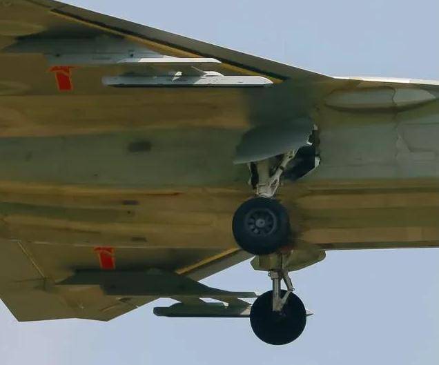 歼20复合挂架亮相,8吨弹药对地打击能力还不如三代机?