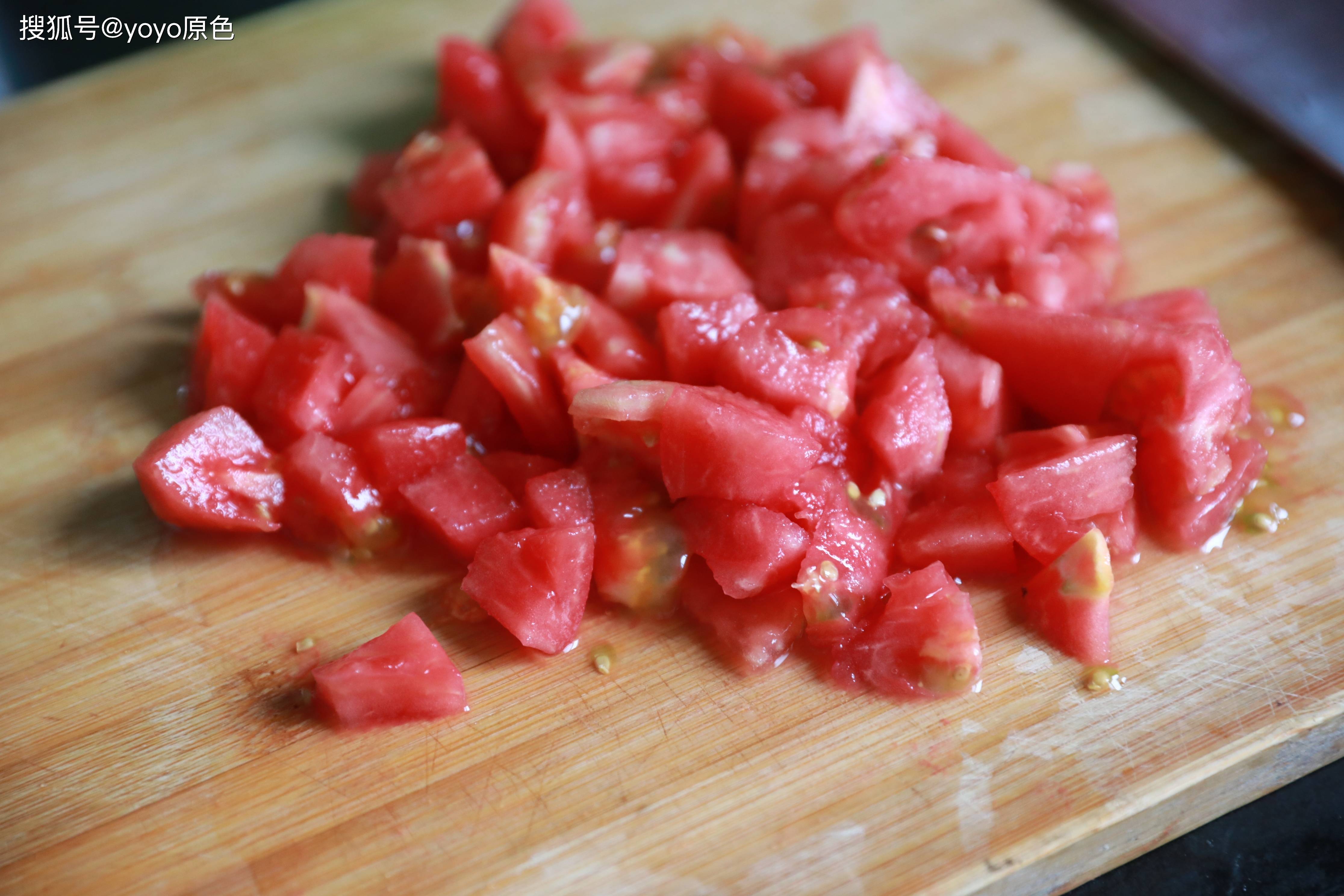 编辑 2.西红柿清洗干净,去皮,切成小块.