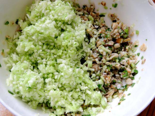 原创夏天最该吃的瓜不是西瓜和黄瓜,而是它,鲜香多汁,包饺子真好吃