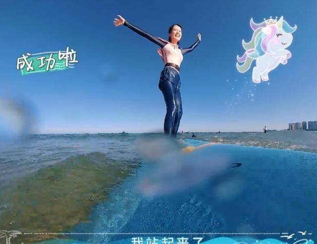 原创乔欣学会冲浪,意外与黄轩撞板,看她下意识的动作,被甜到了
