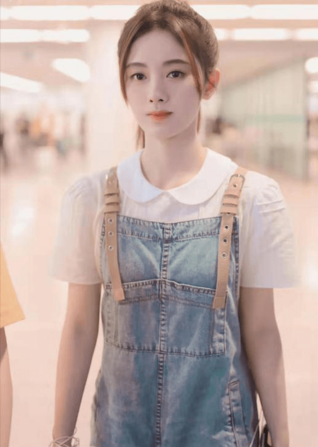 原创鞠婧祎真不是颜值担当吗?背带裤搭配高马尾,网友:少女感爆棚
