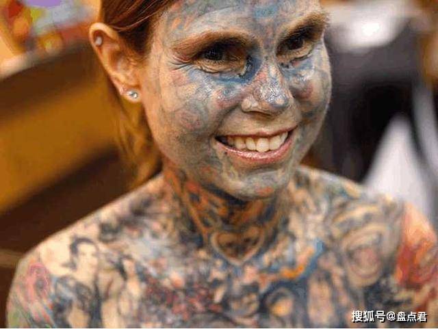 女子身患皮肤病,无奈全身纹满纹身,成为世界上纹身最多的女人