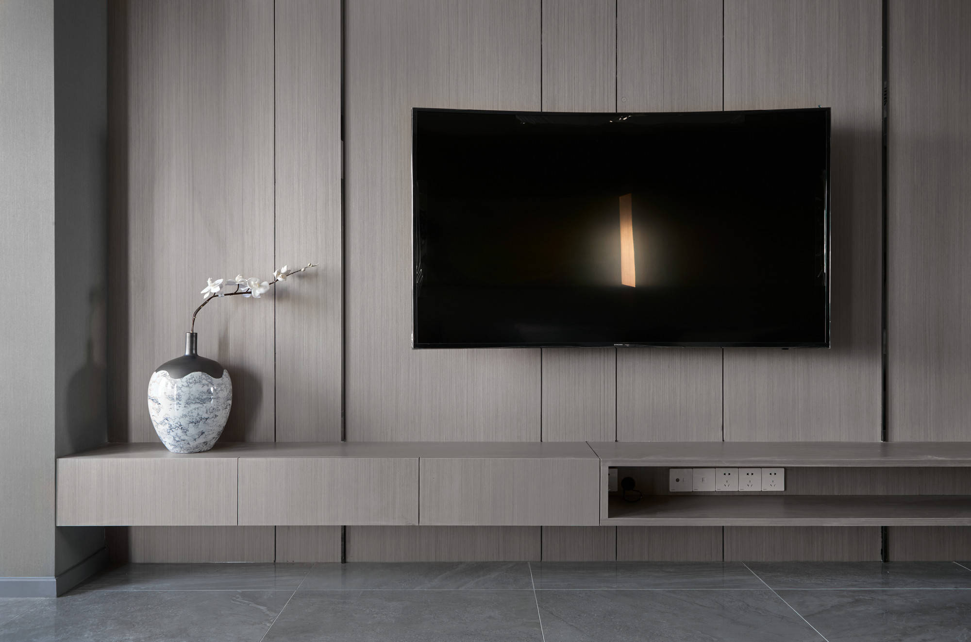 提到"中式风格装修",很多人都会想到古风沉着的红木,厚重的木器,庄重