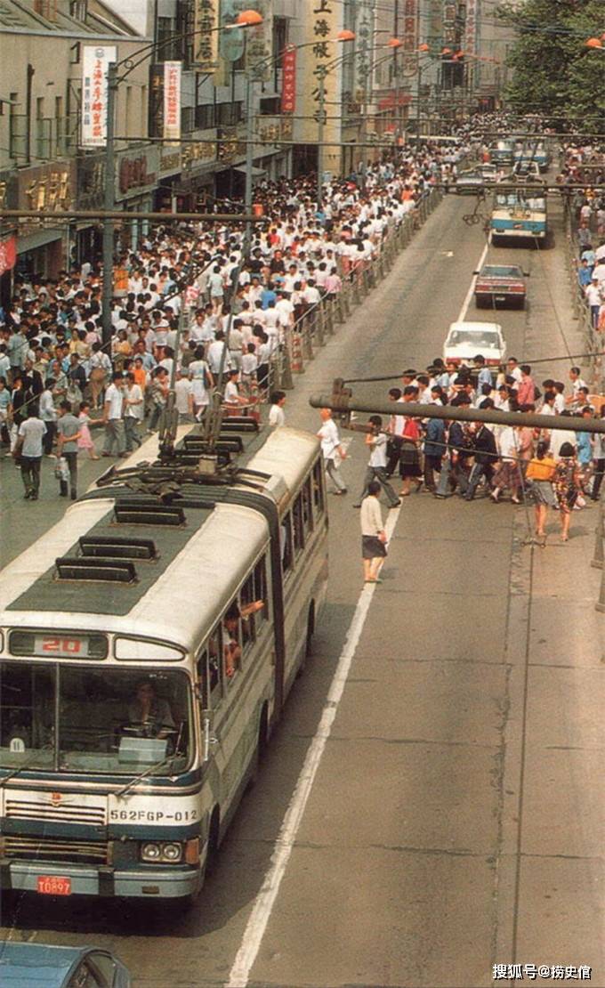 1/ 12 1980年代,老城厢,福佑路,河南路口东望.