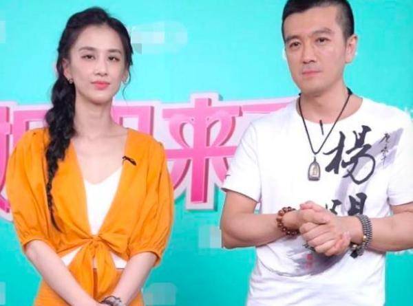 杨子饭局照曝光,桌上惊现翻版黄圣依,两人疑戴情侣手链惹争议_张羽熙