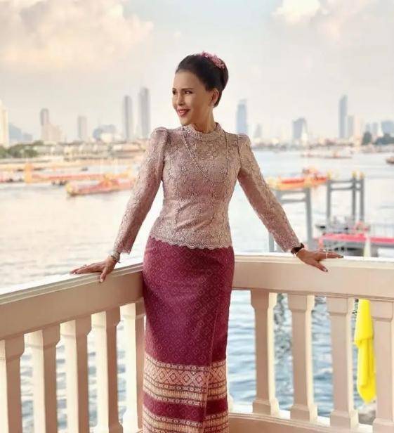 被柬埔寨公主惊艳!穿学士服从北京毕业,五官大气堪称最美公主