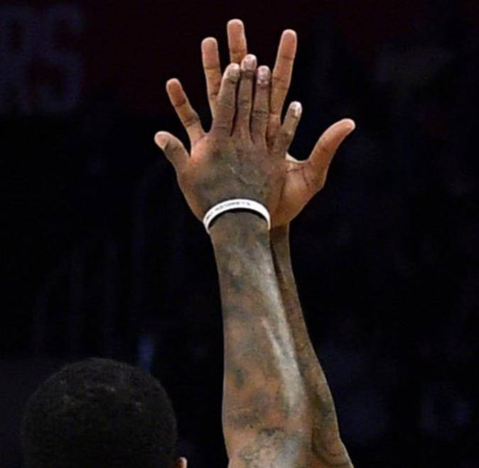 伦纳德手有多大!比他高的乔治,击掌就像小手拉大手_手掌